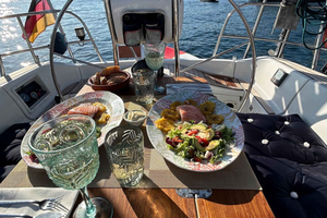 Alcudia: gita romantica in barca a vela con cena per 2 persone