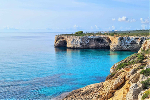 Cala Romàntica: avventura nella grotta marina di Es Coloms
