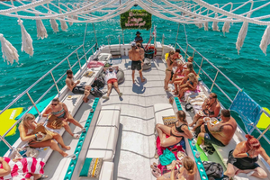 Da Magaluf: crociera panoramica nella baia di Palma con musica dal vivo