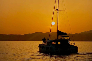 Majorca: Dinner aboard a private catamaran with snorkeling and paddle surfing