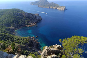 Mallorca Coastal Hike & Local Tasting with Dragonera Views
