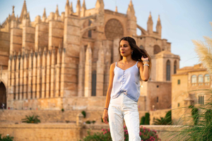 Palma: Professional photoshoot outside Palma Cathedral