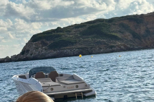 Port Adriano: tour privato in motoscafo con skipper, fino a 8 persone.