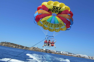 Santa Eulària des Riu: Crociera in barca con paracadute e bevande