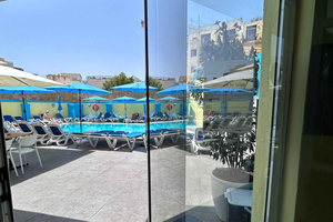 Wstęp do Azura Pool & Bar z open barem w St Julians na Malcie