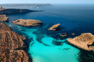 From Sliema: Comino & Blue Lagoon with Hike & Boat Ride