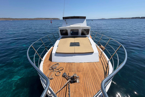 Private Classic Duffy Boat Charter to Comino