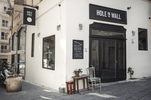 Hole in the Wall Bar & Cafe