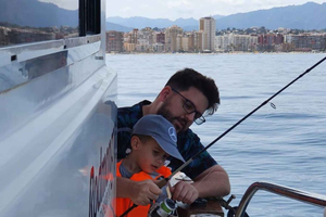 Pesca + avistamiento de delfines en la Costa del Sol – 4 horas