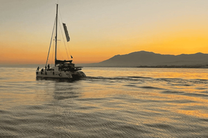 Marbella: Catamaran Sunset Cruise with Drinks and Snacks