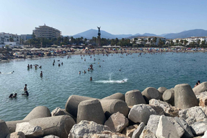 Puerto Banús: Private harbor tour with tapas & drinks