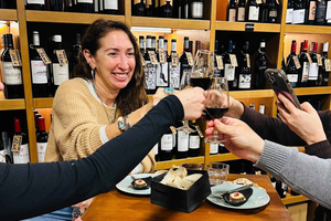 Tasting of 3 or 4 wines + tapas at Vinacoteca Castillejos, Marbella