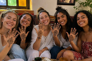 Natural Henna Tatoo with Tea and Souvenirs
