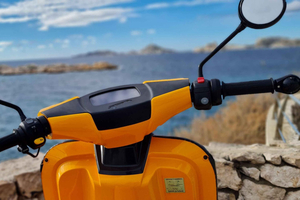 Elektromotorradverleih mit Smartphone-Guide