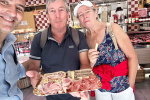 Lebensmittelverkostung und geführtes Sightseeing in der Stadt