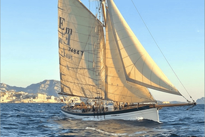 Marseille: Sonnenuntergangsfahrt mit Cocktail-Dinner auf den Frioul-Inseln