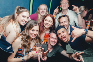 Kneipentour mit Drinks und Clubs am Cours Julien