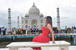 From Delhi: Taj Mahal and Agra Fort Tour with Fatehpur Sikri