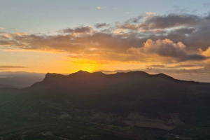 Mauritius: Le Morne & Tamarind Falls Guided Hike & breakfast