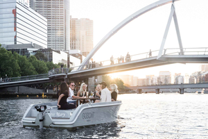 Melbourne : Location de bateaux pique-nique électriques sur la rivière Yarra