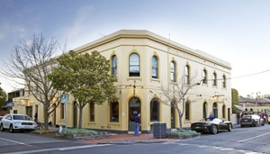 College Lawn Hotel