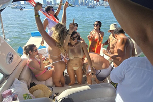37' Private Yacht Experience in Miami for 12 people