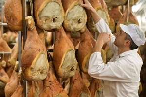 Desde Milán: visita a una fábrica de parmesano, jamón y vinagre con almuerzo