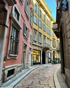 Crossing Manzoni