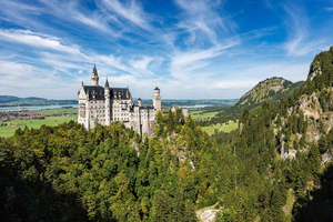 From Munich: Private Tour to Neuschwanstein Castle with Meal
