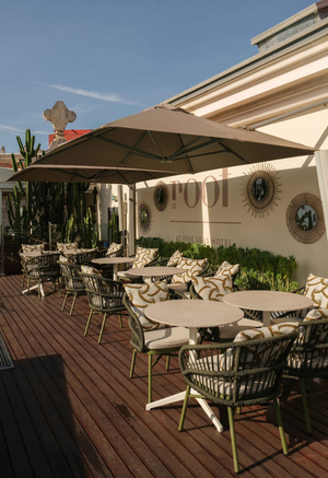 Lounge bar by Le Roof