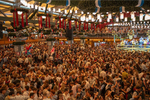 Munich: Oktoberfest Tour and Big Tent Visit with Local Guide