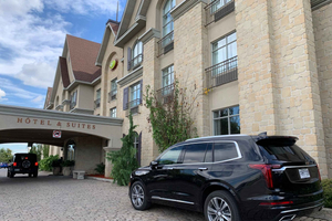 Montreal: Private City Tour by Luxury Sedan