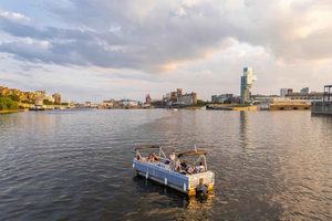 Rental of an electric pontoon at the Old Port of Montreal for 1 hour