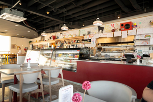 Restaurant Yans Deli, Steakhouse & Grill