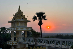 Kanheri-grottorna och Global Vipassana Pagoda i kombination