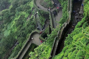 Ab Ausflug zu alten Höhlen, Aussichtspunkten und Landschaften