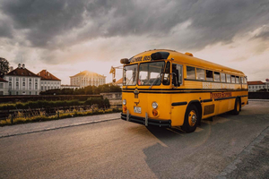 Dinner Hopping Tour, 3-Course Menu in a US School Bus through the City