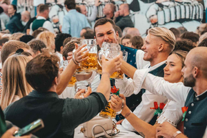 Monaco: esperienza guidata dell'Oktoberfest con posti a sedere e birra