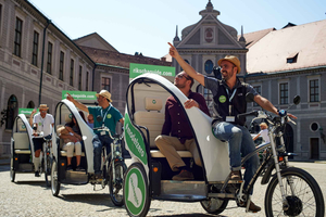 Munich Octoberfest: Private Rickshaw Tour with Beer+Brezn