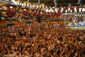 Munich: Oktoberfest Tour and Big Tent Visit with Local Guide