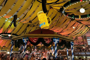 Monachium: zwiedzanie Oktoberfest przy stoliku z piwem, jedzeniem i opiekunem