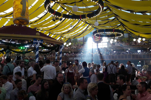 Oktoberfest-tur med aftenbord og garanteret entré