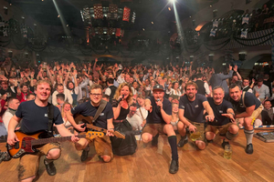 Monachium: Noc w strojach ludowych na Oktoberfest w Bierpalast