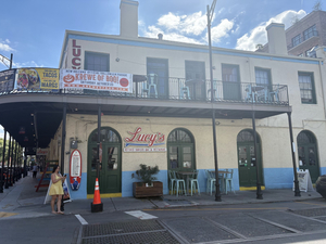 Lucy's Retired Surfers Bar & Restaurant