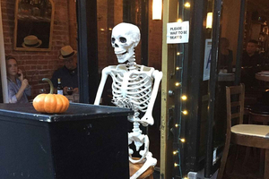 Halloween in Brooklyn Decorations Tour in French