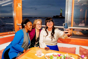 NYC: Crociera in yacht con luci della città e bevanda inclusa