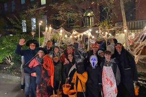 NYC: Guided Tour and Neighborhood Halloween Party in French