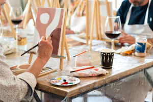 serata misteriosa di pittura e drink in un cocktail bar alla moda