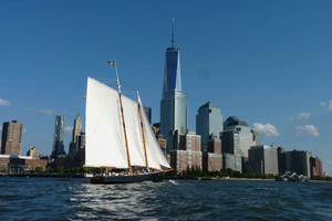 NYC: Vrijheidsbeeld cruise aan boord van een klassieke zeilboot