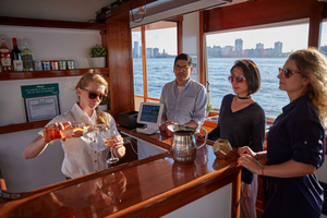 NYC: Crociera al tramonto su un piccolo yacht con un drink